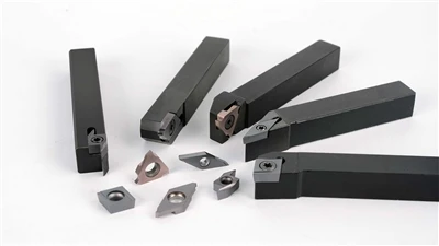 Quels outils sont utilisés pour l'usinage des trous en fibre de carbone?